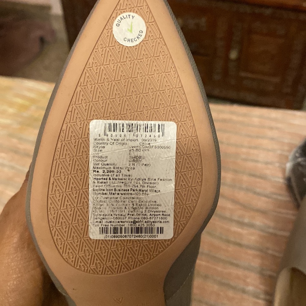Not worn. As good as new. Don’t like heels. - Picture 5 of 8